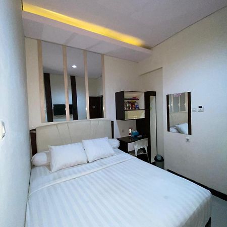 Hotel Dekost Madiun Zewnętrze zdjęcie