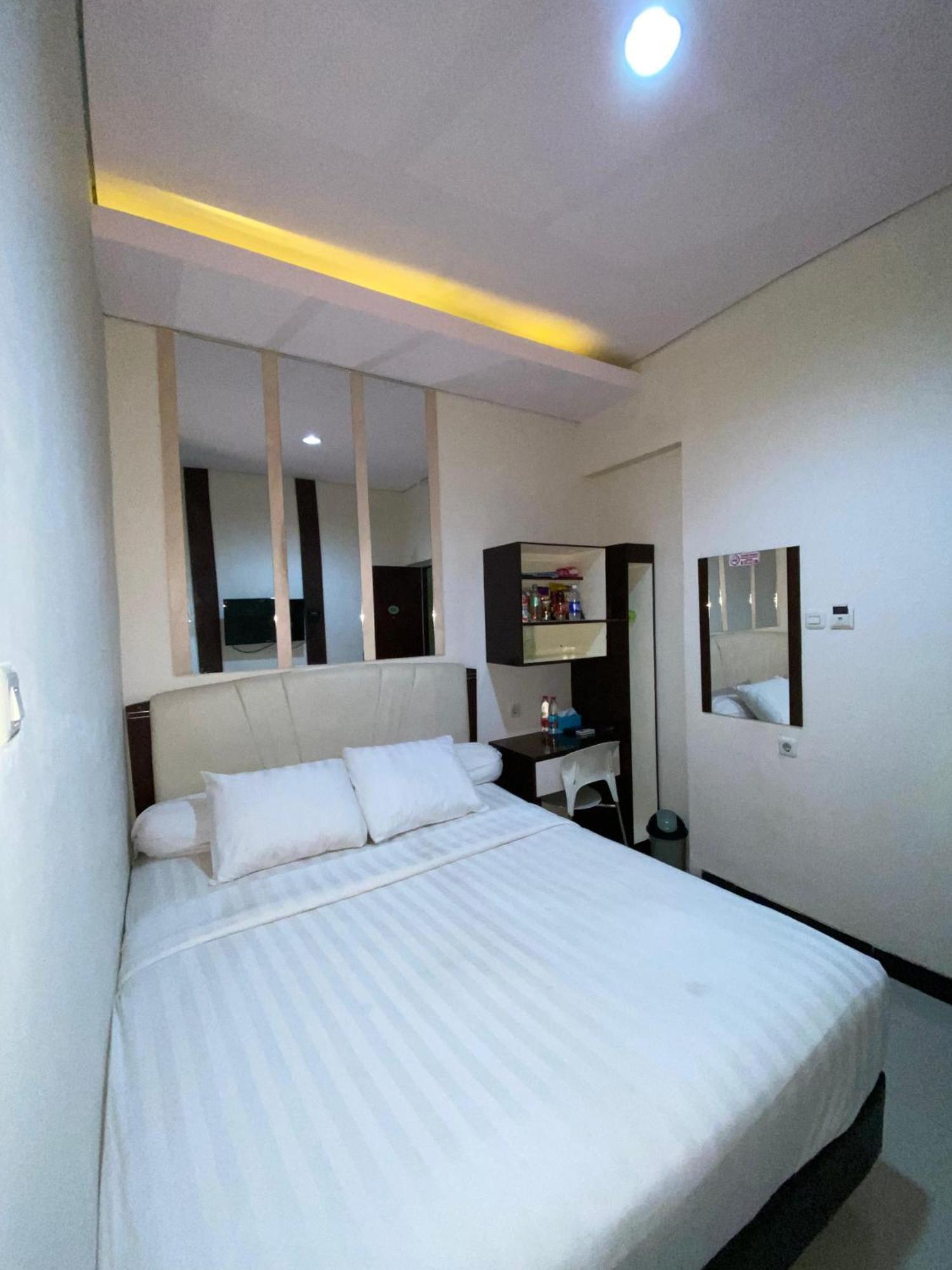 Hotel Dekost Madiun Zewnętrze zdjęcie